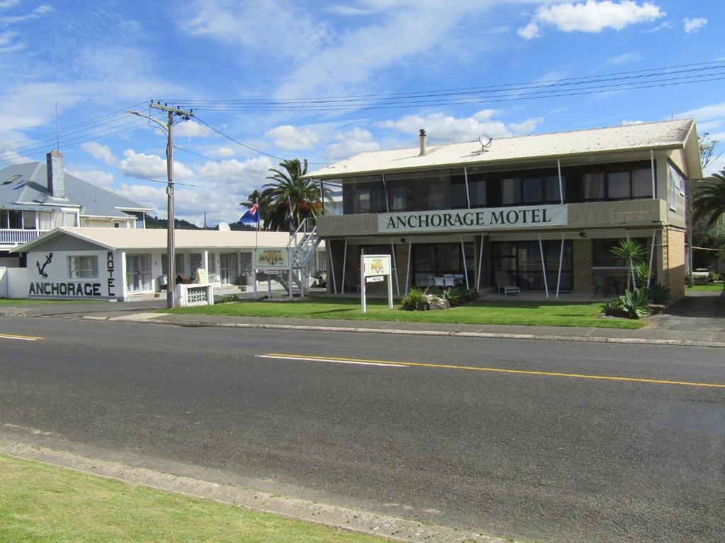 un edificio al lado de una calle en Anchorage Motel, en Whitianga