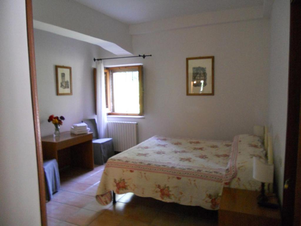 Camere La Rugiada في ريفيوتورتو: غرفة نوم صغيرة بها سرير ونافذة