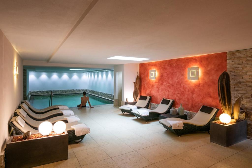 Bazén v ubytovaní Hotel Medil alebo v jeho blízkosti