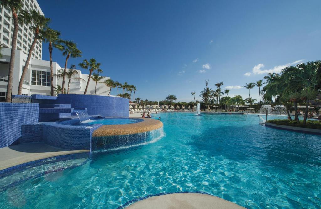 Bazén v ubytování Riu Palace Antillas - Adults Only - All Inclusive nebo v jeho okolí