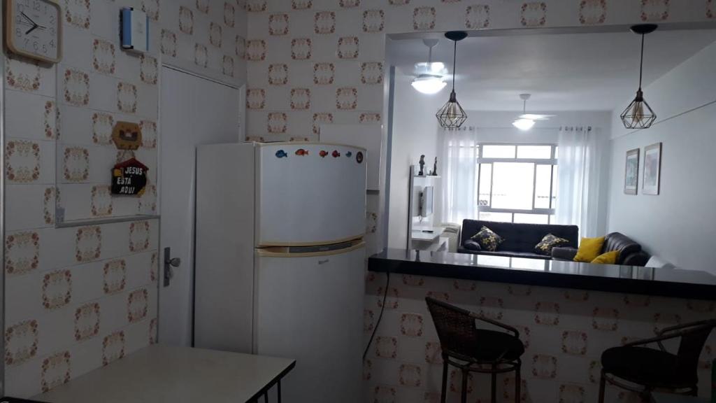  Lindo apartamento amplo e aconchegante acomoda ate 8 pessoas todo reformado situado na praia da Enseada umas das mais belas da cidade