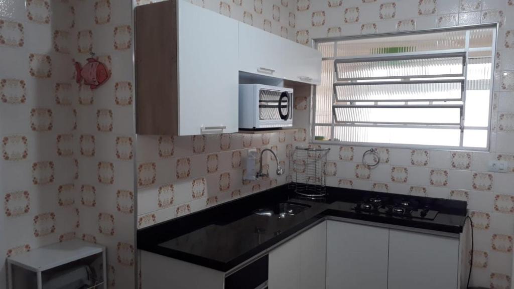  Lindo apartamento amplo e aconchegante acomoda ate 8 pessoas todo reformado situado na praia da Enseada umas das mais belas da cidade