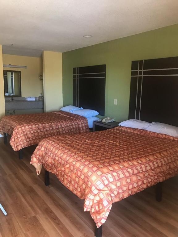 pokój hotelowy z 2 łóżkami w pokoju w obiekcie RED CROWN INN w mieście Dallas