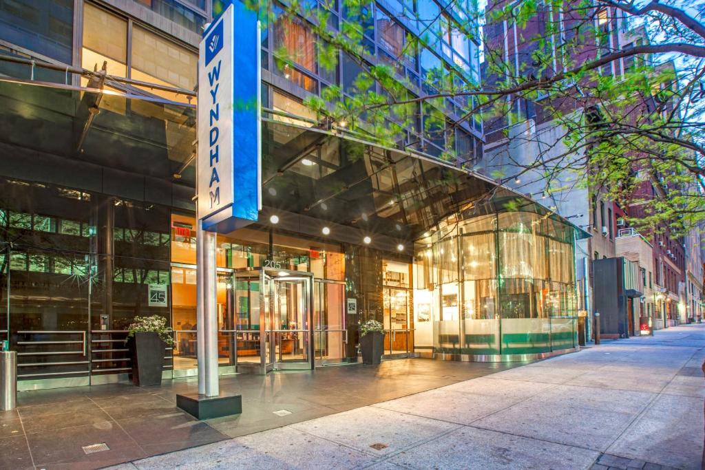 een gebouw met een bord ervoor bij Club Wyndham Midtown 45 in New York