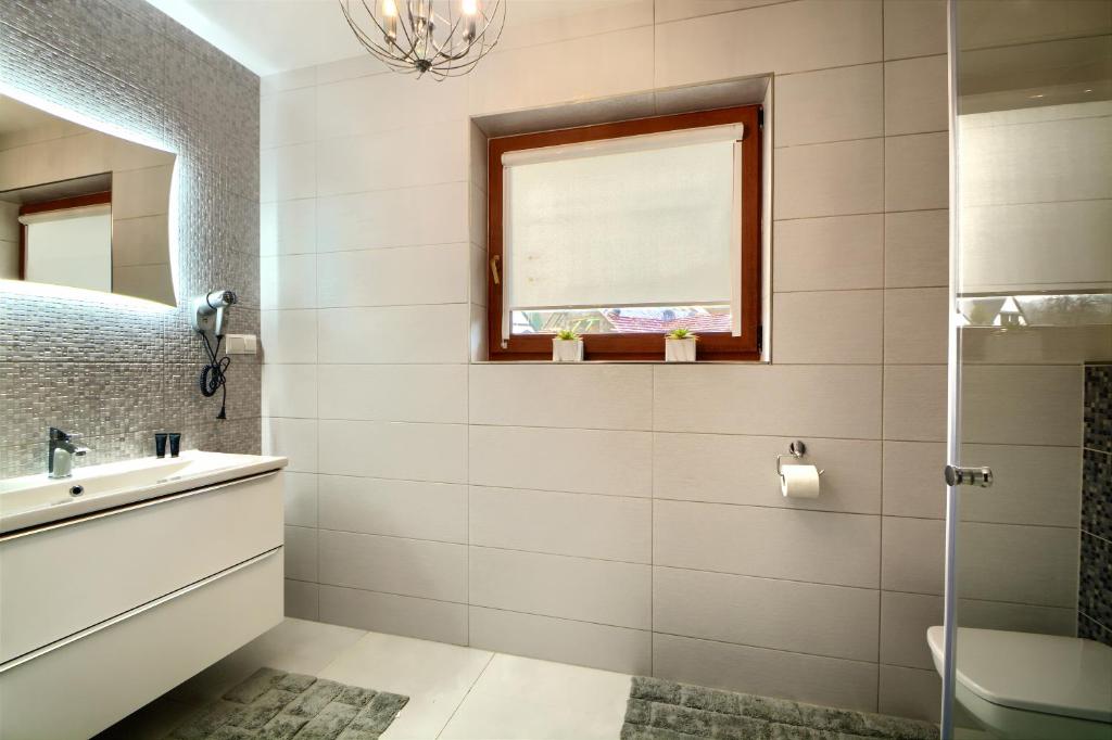 Kúpeľňa v ubytovaní Dom w Milówce - Apartamenty na Kowolu