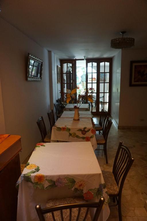 TV a/nebo společenská místnost v ubytování Hostal Camiluz