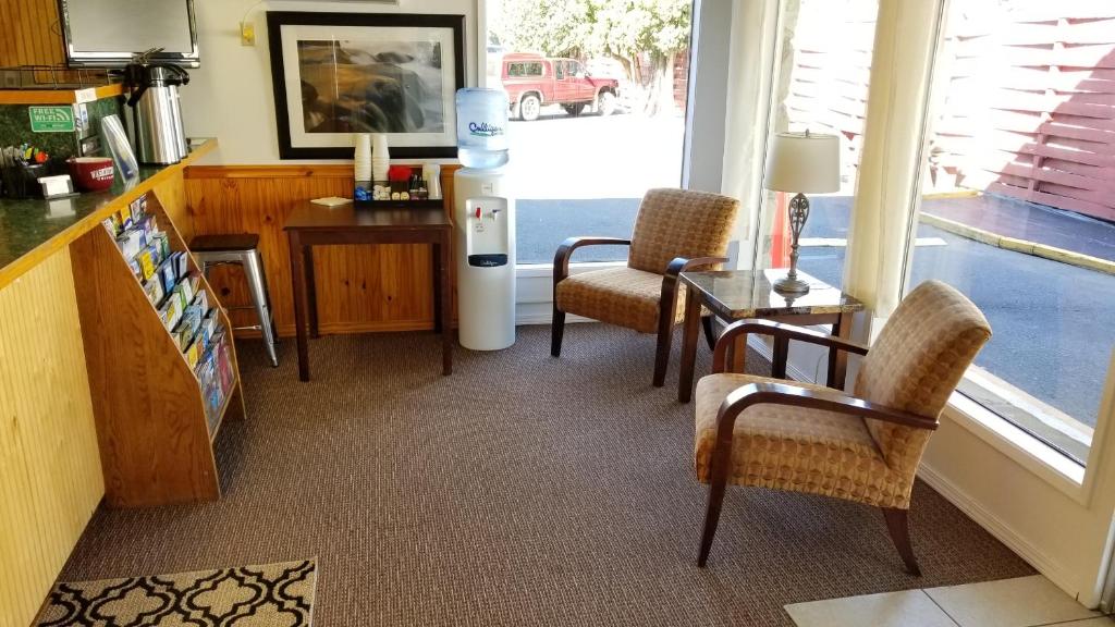 Cougar Land Motel photo