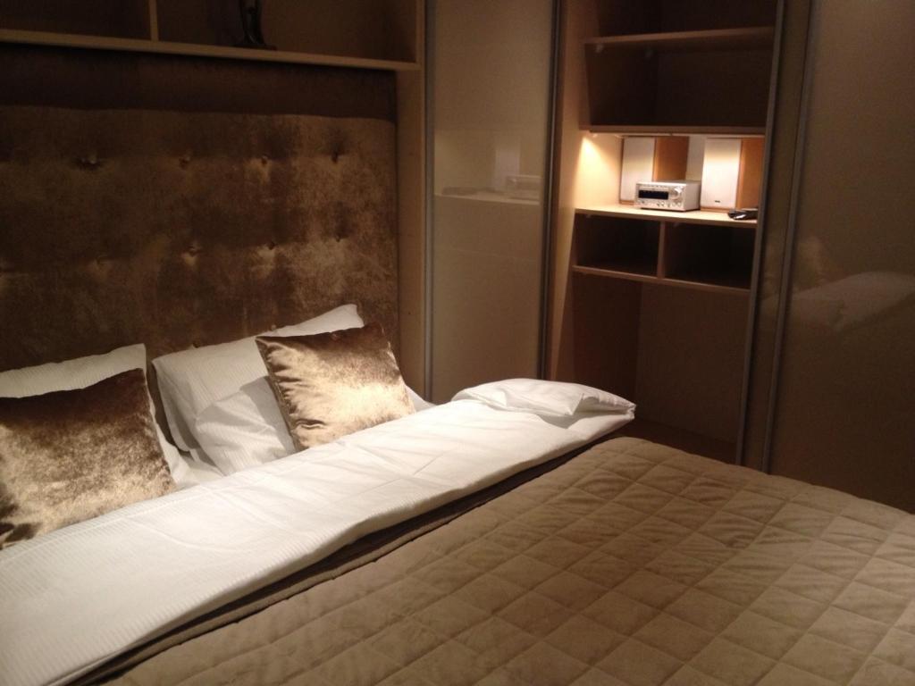 Łóżko lub łóżka w pokoju w obiekcie Old Muranow Apartment by WarsawResidence Group