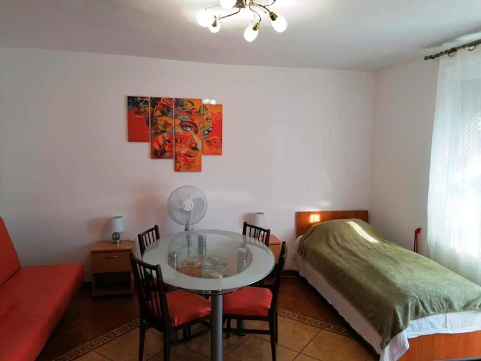Hostel Pascalis Alesd - Wohnung Mit Zwei Schlafzimmern