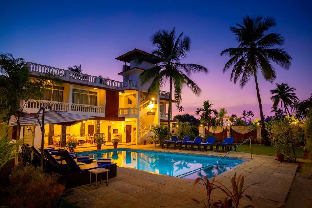 una vista exterior de una casa con piscina en La Vaiencia Beach Resort, Morjim Beach en Morjim