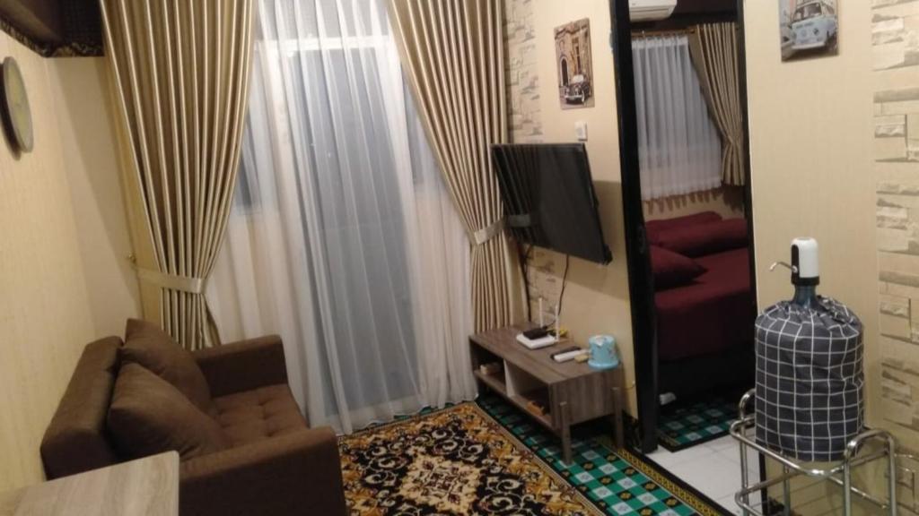 雅加達的住宿－MyStayPro Sentra Timur，带沙发和电视的客厅