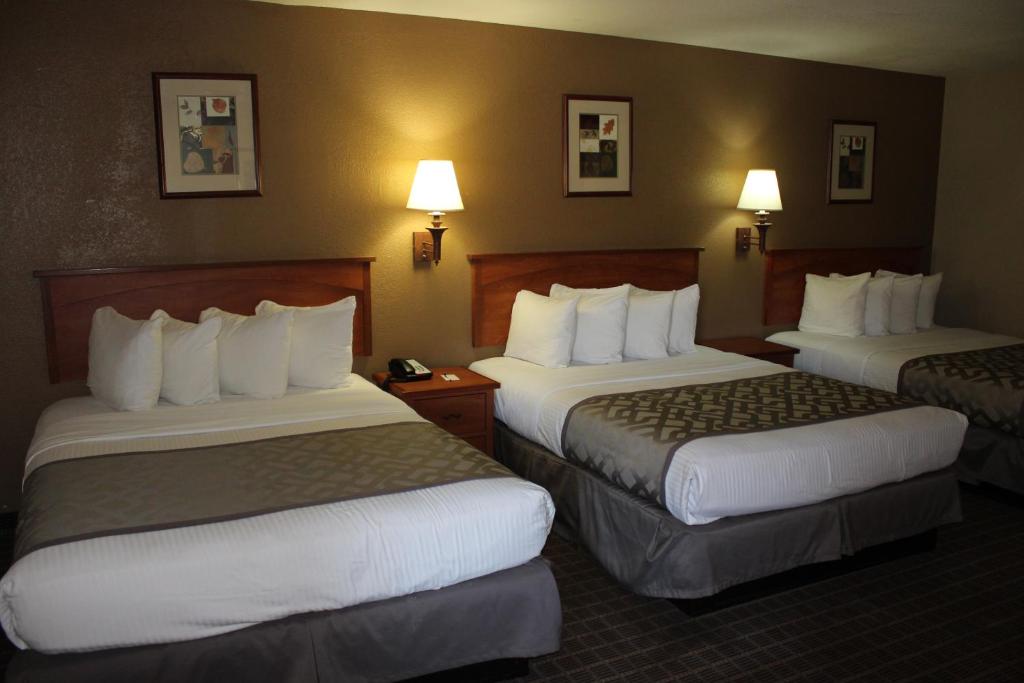 Cajon Pass Inn - Queen Room With Three Queen Beds - Non-smoking