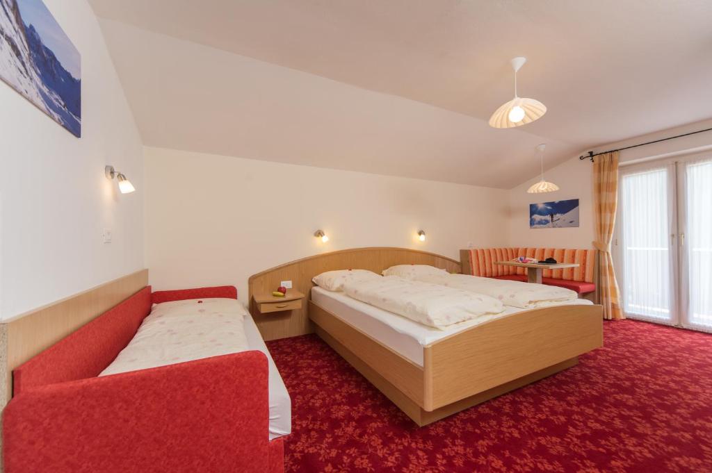 Postel nebo postele na pokoji v ubytování Kedul Lodge