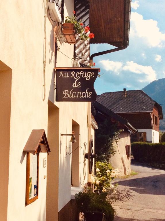 un panneau sur le côté d'un bâtiment dans l'établissement Au Refuge de Blanche, à Verchères