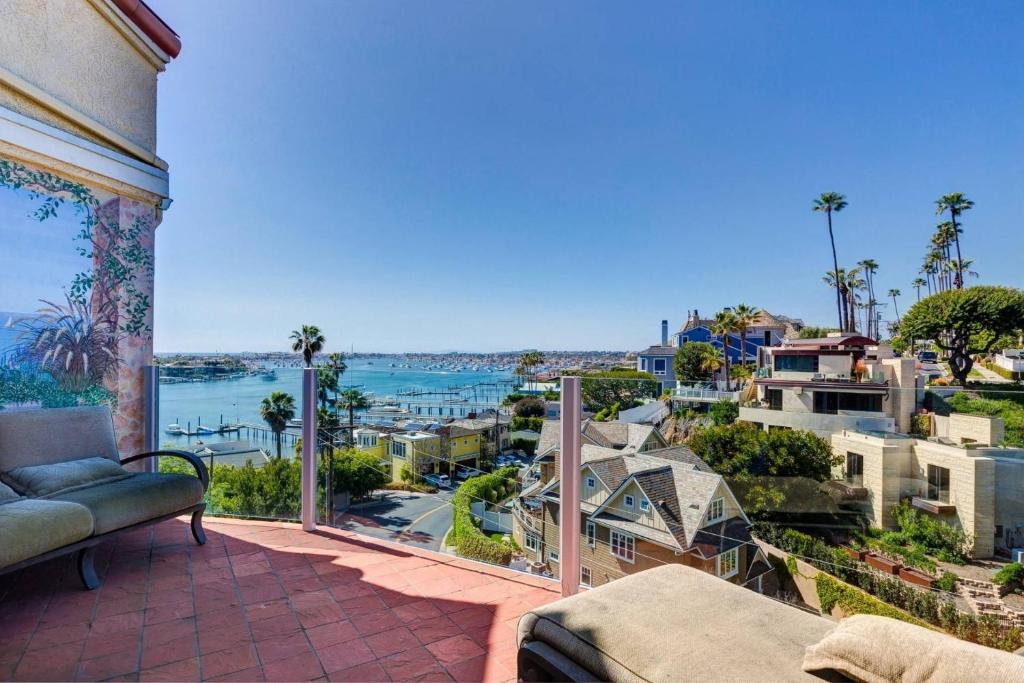 een balkon met uitzicht op de oceaan bij 317 Carnation, Corona del Mar in Newport Beach