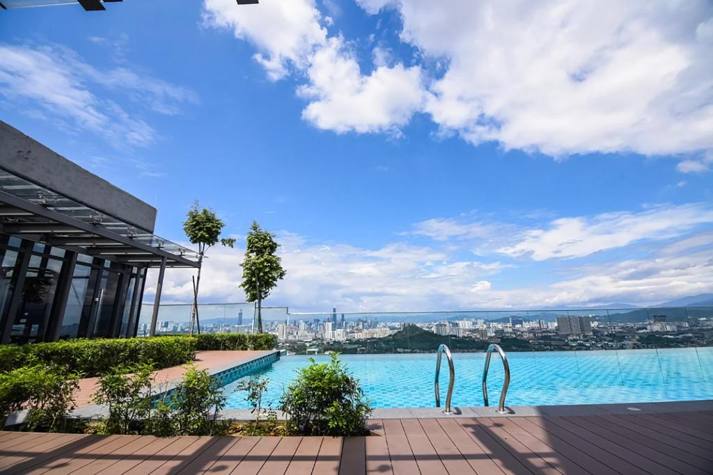 - une piscine avec vue sur la ville dans l'établissement Ekocheras @ Kuala Lumpur, à Kuala Lumpur