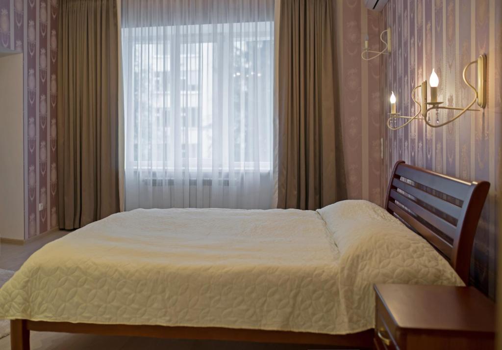 Un pat sau paturi într-o cameră la Remarkable Appartments in Town Center