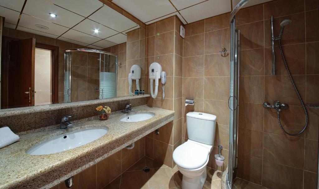 A bathroom at Flamingo Hotel 4*