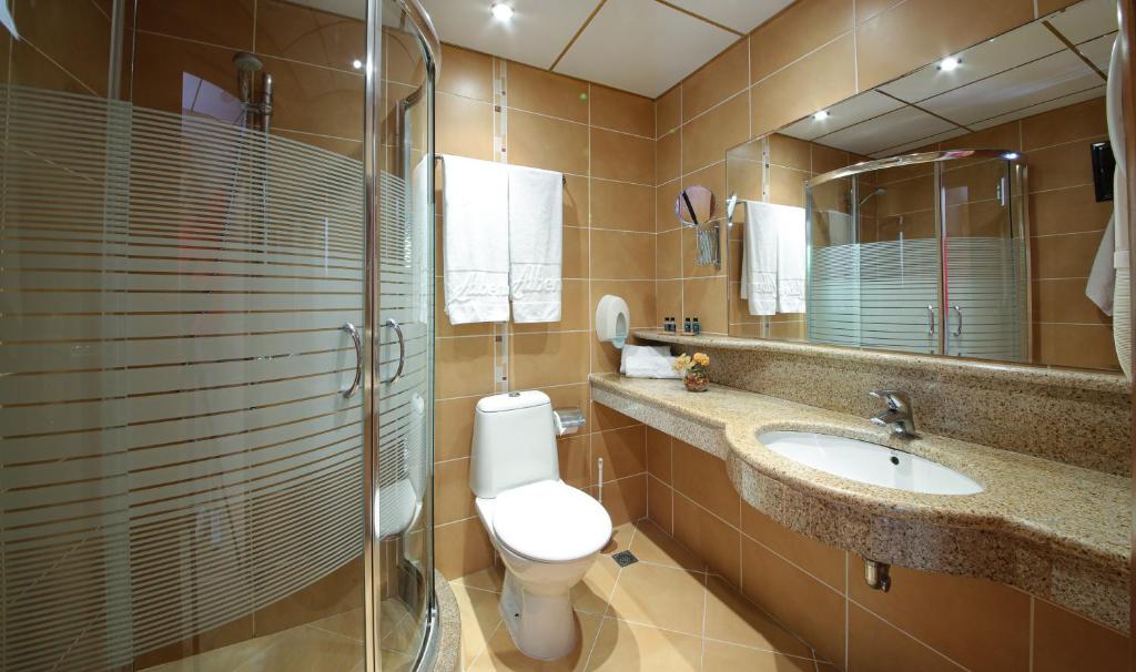 A bathroom at Flamingo Hotel 4*