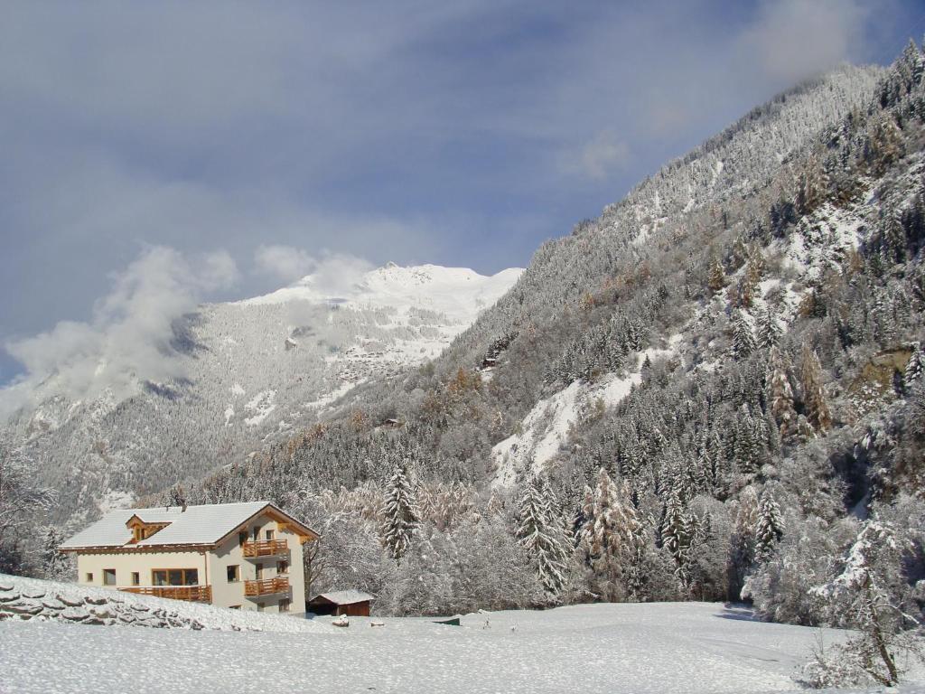 a house in the snow with a mountain at Ski and bike - holiday home Verbier Valley in Versegeres 