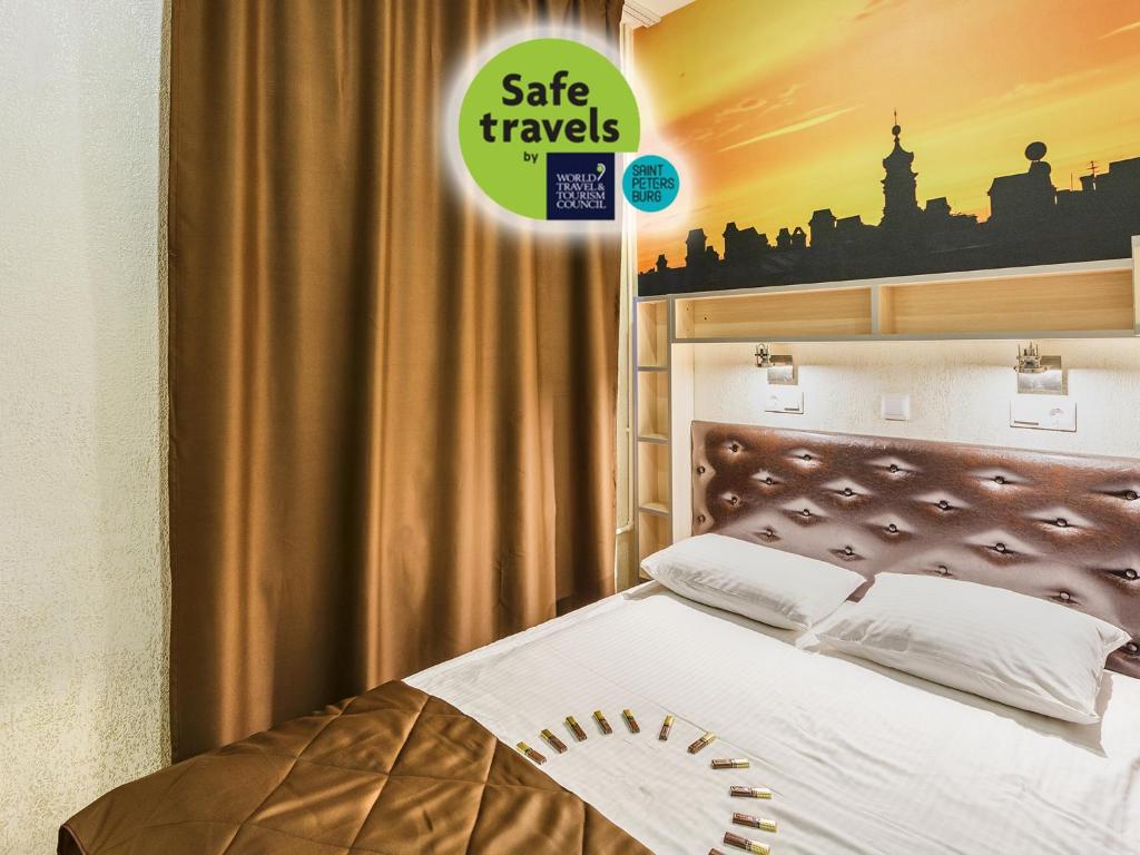 سرير أو أسرّة في غرفة في Amsterdam Hotel