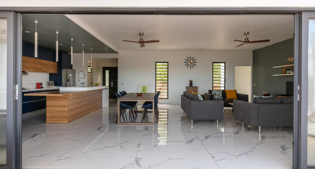 uma cozinha e sala de estar com mesa e cadeiras em Vini Villa Bora em Bora Bora