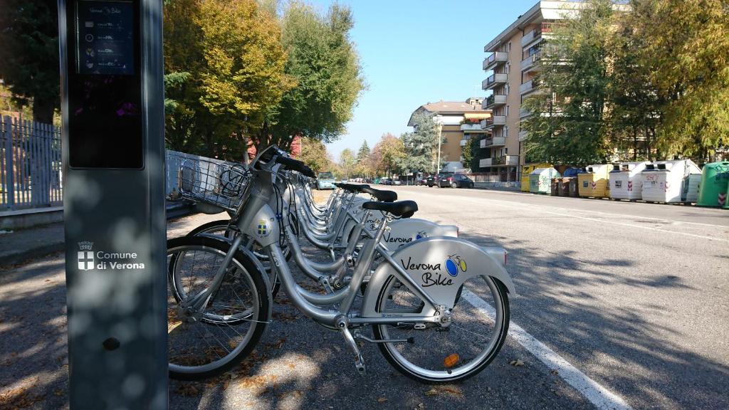 duas bicicletas estacionadas ao lado de uma rua em LaMoka Verona em Verona