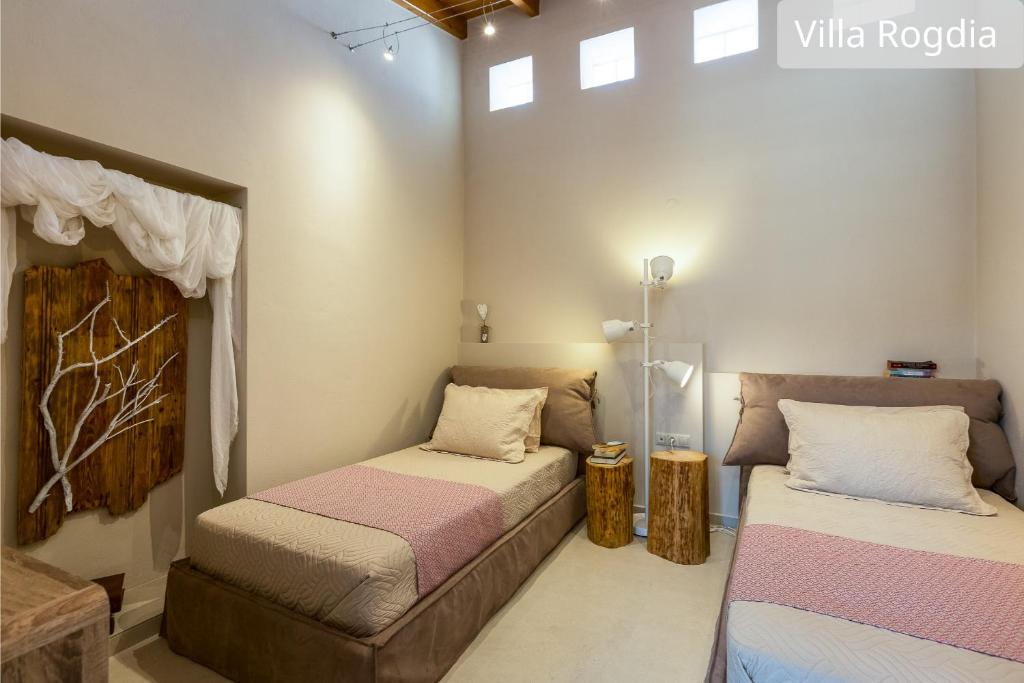 Łóżko lub łóżka w pokoju w obiekcie Atsipopoulo Villas
