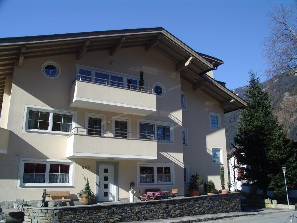 un gran edificio blanco con balcón en la parte superior en Apartment Emma, en Mayrhofen