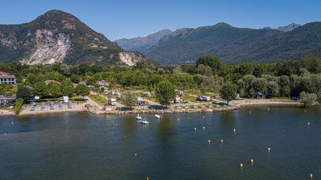 Un lago con un montón de patos en el agua en Camping Residence & Lodge Orchidea, en Baveno