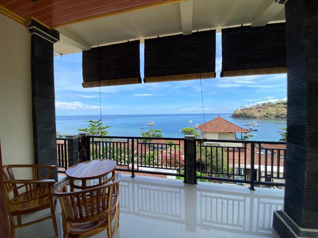balcón con vistas al océano en Diver's Cafe Amed, en Amed