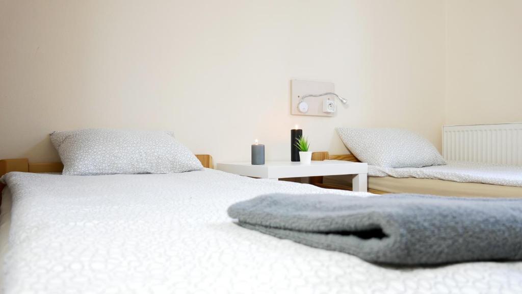 Posteľ alebo postele v izbe v ubytovaní Hoża Apartments and Rooms