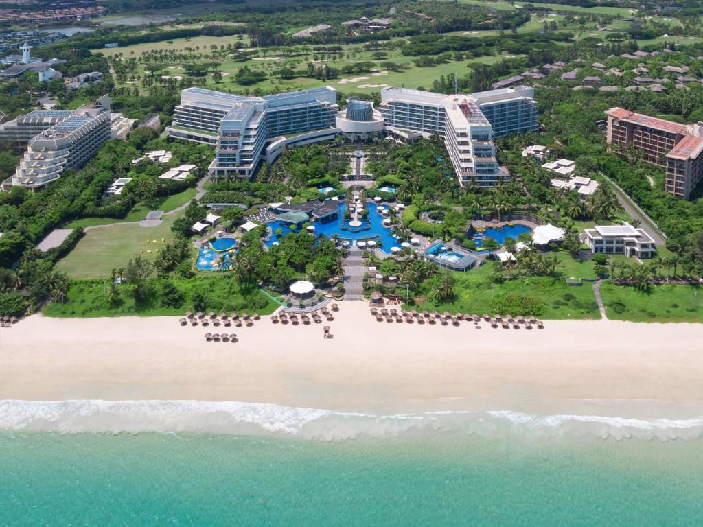 una vista aérea del complejo desde la playa en MGM Grand Sanya, en Sanya