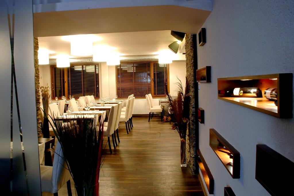Restaurace v ubytování Апартамент DIMANI-Апартхотел Форест Нук Пампорово