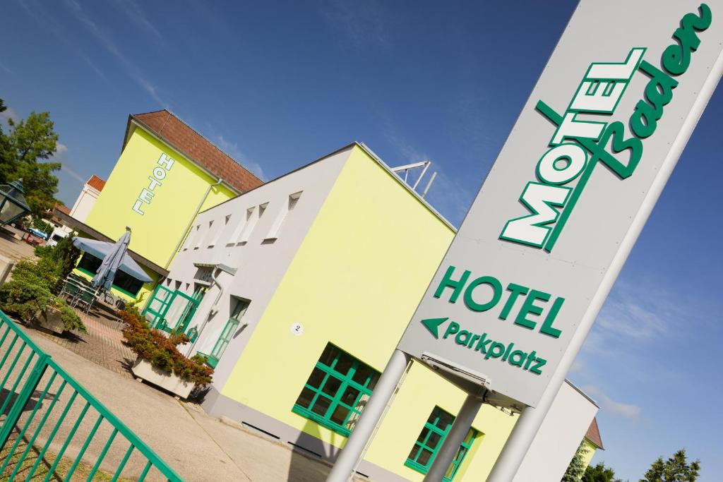 una señal de hotel frente a un edificio en Motel Baden en Baden