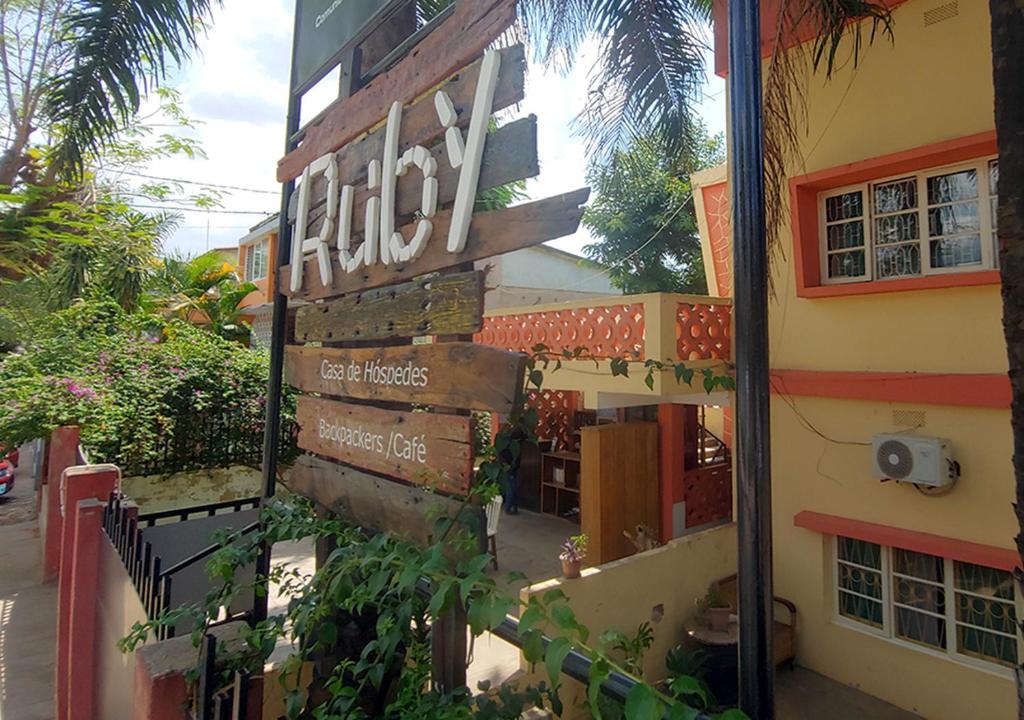 una señal en el lateral de un edificio en Ruby - Casa de Hospedes - Backpackers en Nampula