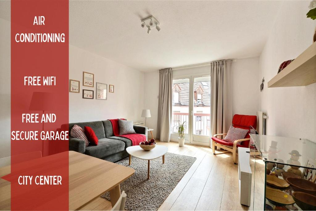 uma sala de estar com um sofá e uma mesa em Le petit nid de Max et Sophie 1free garage em Colmar