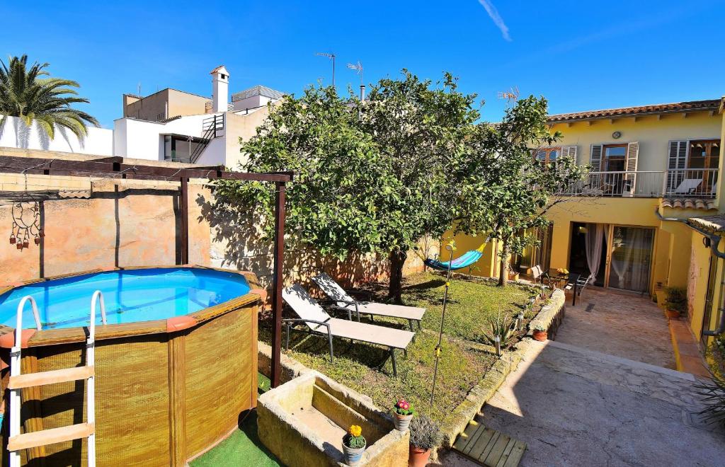 een buitenzwembad in een tuin naast een gebouw bij Casa de Pueblo 015 by Mallorca Charme in Muro
