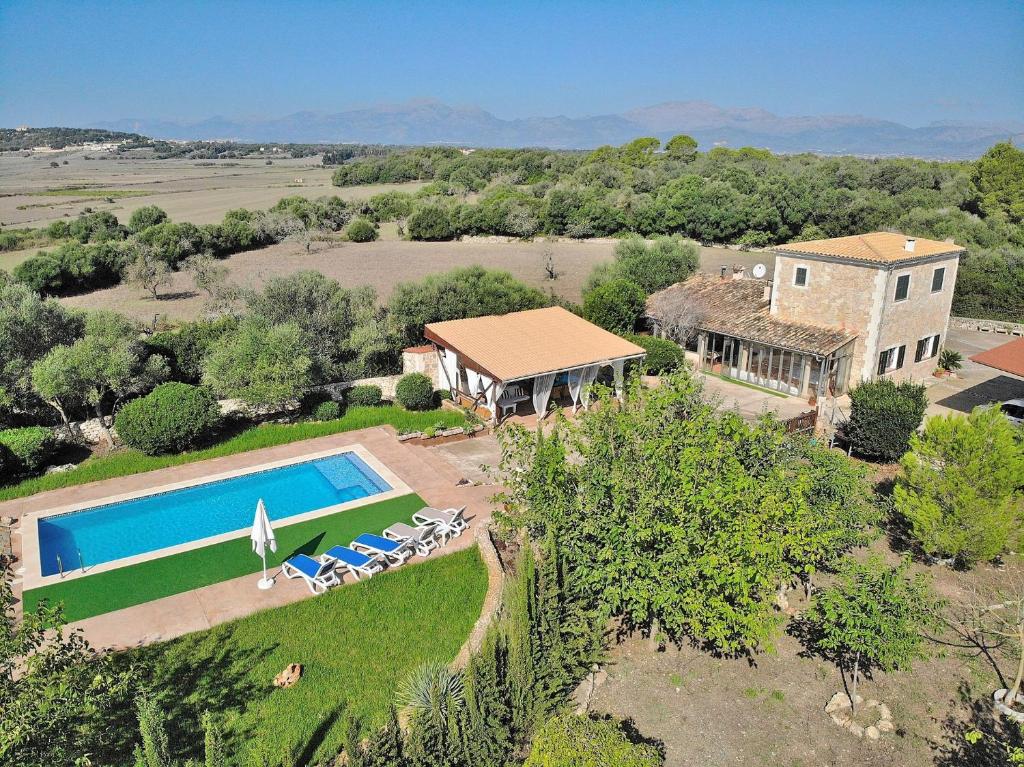 uma vista aérea de uma casa com piscina em Finca Son Lleig 001 by Mallorca Charme em Muro