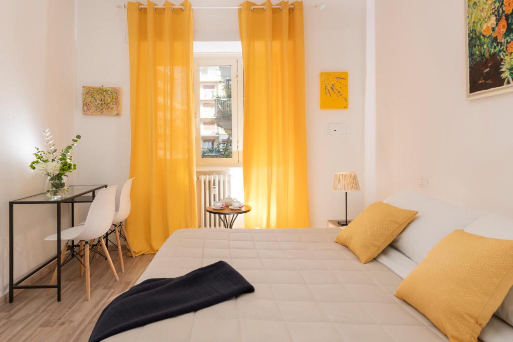 ローマにあるAurelia Home Guest Houseのベッドルーム1室(ベッド1台、テーブル、窓付)