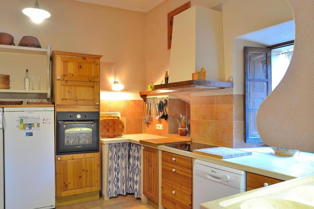 Kuchyň nebo kuchyňský kout v ubytování 047 Finca Son Barraquer ETV5204 by Mallorca Charme