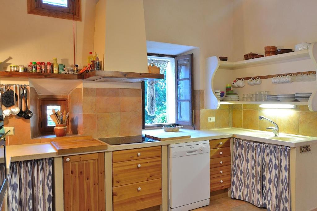 Kuchyň nebo kuchyňský kout v ubytování 047 Finca Son Barraquer ETV5204 by Mallorca Charme