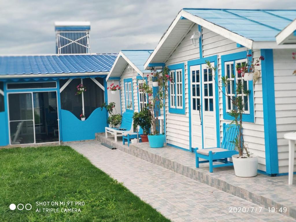 una fila de casas azules y blancas en Blue Bungalow Jurilovca en Jurilovca