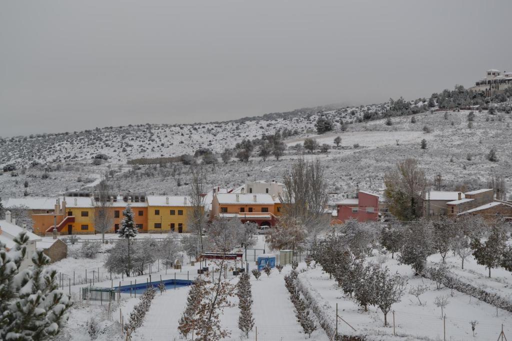 un bâtiment avec de la neige sur le sol devant dans l'établissement CASERIO INAZARES - CASAS DE MONTAÑA CON CHIMENEA Y NIEVe, à Moratalla