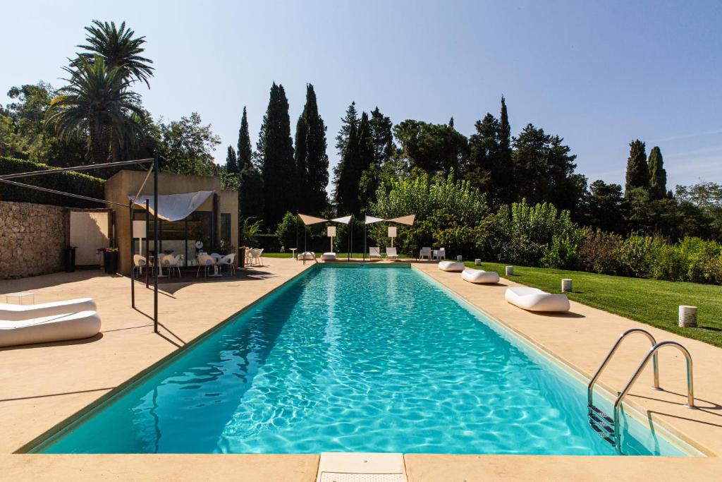 - une piscine d'eau bleue dans la cour dans l'établissement Agriturismo Bannata, à Piazza Armerina