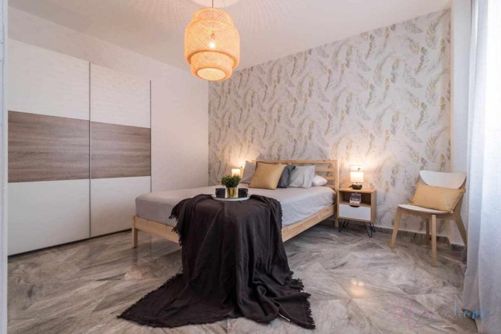 Un dormitorio con una cama con una mesa. en Apartamento tranquilo en pleno centro con garaje en Huelva