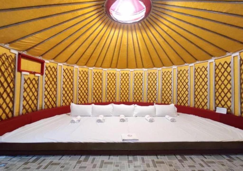 Postel nebo postele na pokoji v ubytování Rick Resort Teluk Intan