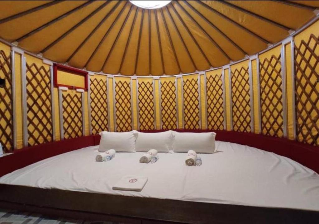 Postel nebo postele na pokoji v ubytování Rick Resort Teluk Intan