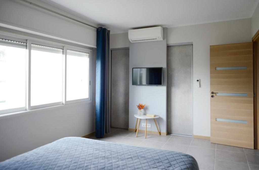 sypialnia z łóżkiem, drzwiami i stołem w obiekcie 2BDR Reine Astrid w Cannes