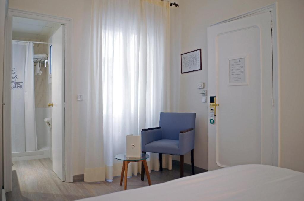 Postel nebo postele na pokoji v ubytování Hotel Llafranch